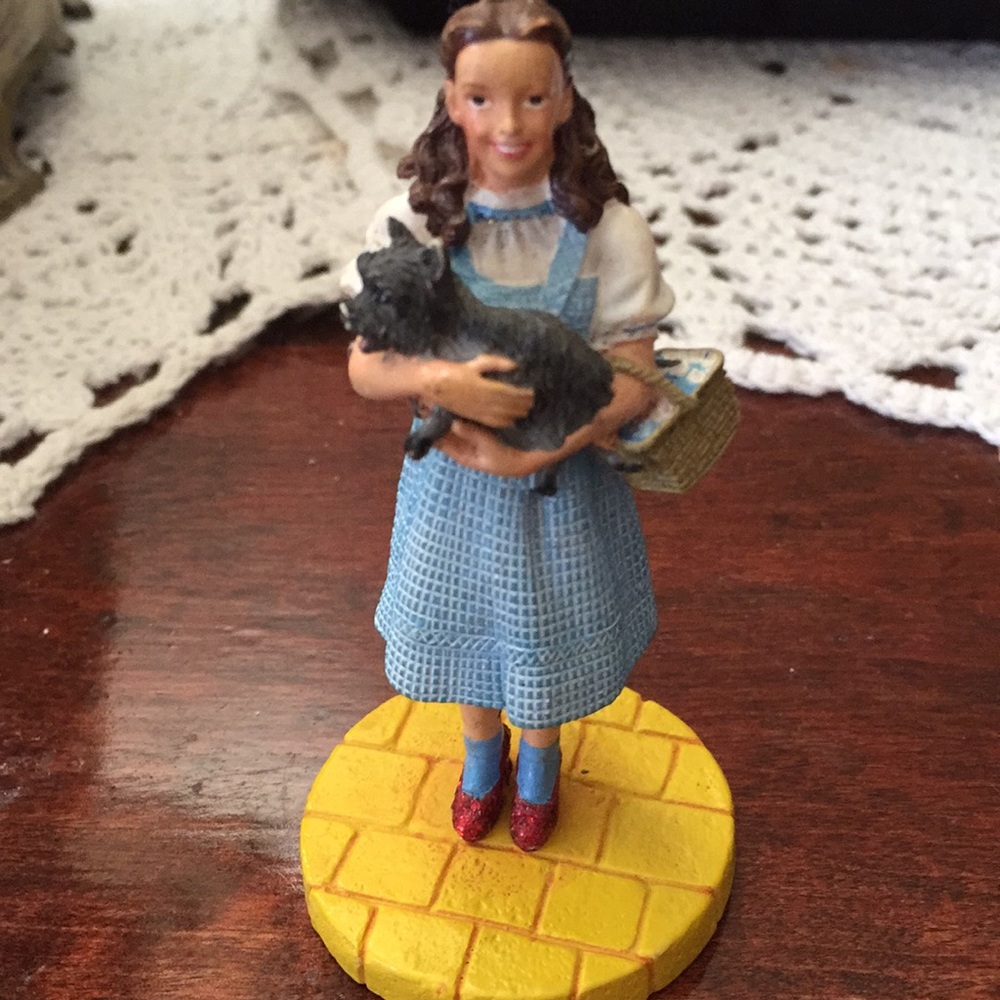 Wizard is oz Dorothy statue 2 inches EUC 🌷🌷⭐️🌸